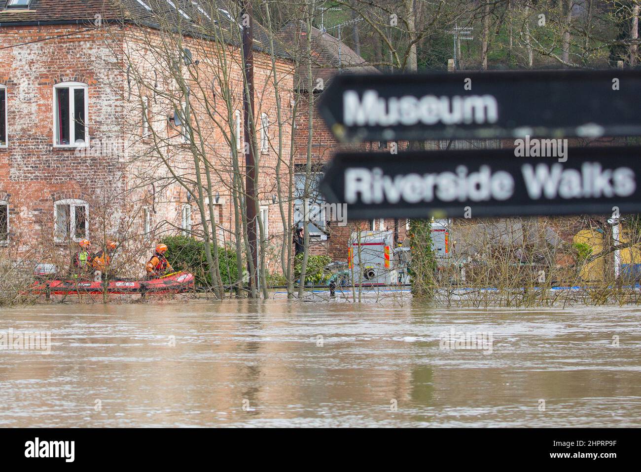 Bewdley, Royaume-Uni. 23rd février 2022. Les services d'urgence vérifient la sécurité des résidents car les niveaux d'eau d'inondation coupent l'accès aux propriétés. Credit Lee Hudson/Alay Live News Banque D'Images