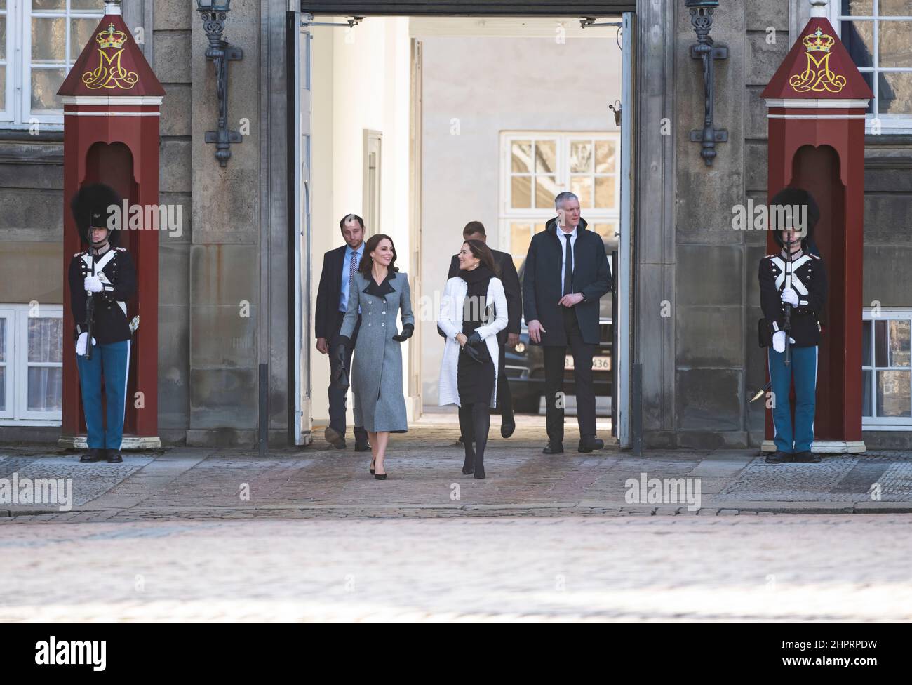 23rd février 2022, Copenhague, Danemark. La duchesse de Cambridge et la princesse couronne Mary du Danemark traversent la cour d'Amalienborg pour un déjeuner privé. Crédit : Doug Peters/EMPICS/Alamy Live News Banque D'Images