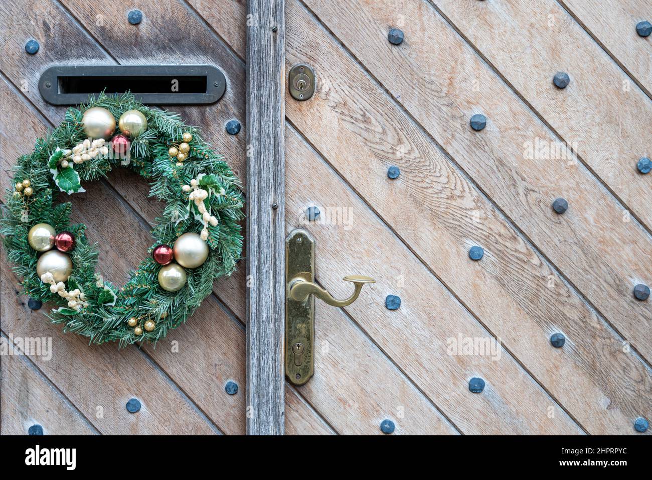 Ancienne porte en bois marron avec poignée et décorations vintage Banque D'Images