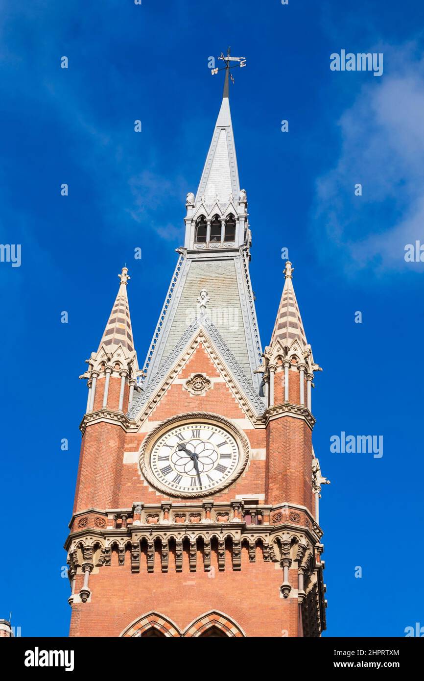 La tour de l'horloge de l'hôtel de la gare de St Pancras, Londres, Angleterre, Royaume-Uni Banque D'Images