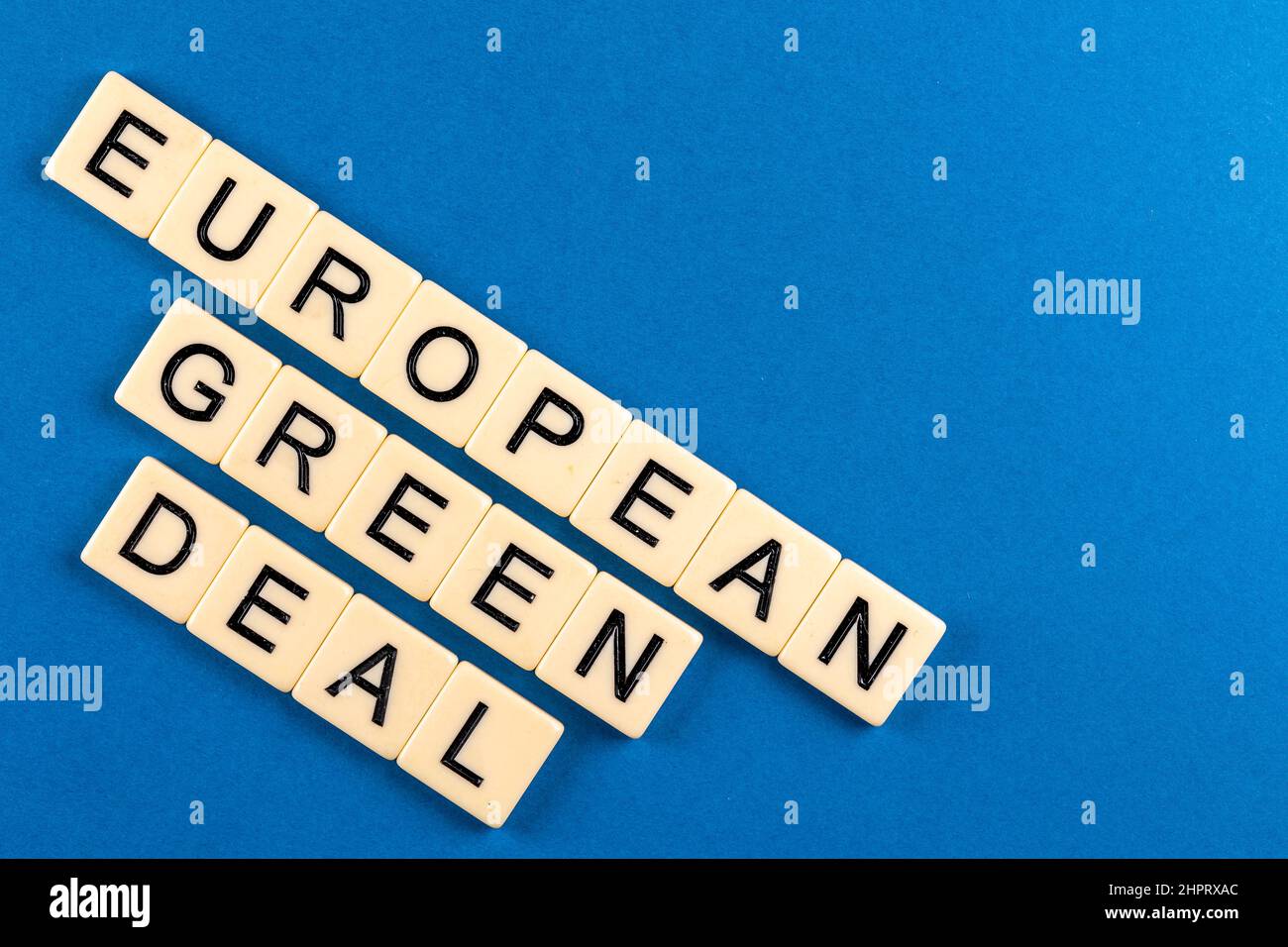 Phrase « European Green Deal » composée de lettres placées sur fond bleu. Photo prise sous une lumière artificielle douce Banque D'Images