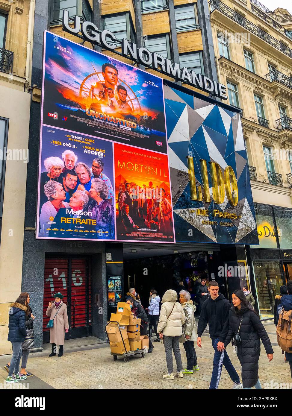 Paris, France, Marche, scènes de rue, Avenue des champs-Elysées, affiches de cinéma, façades, Cinéma français, 'UGC Normandie » Lido, panneau, façade, entrée Banque D'Images