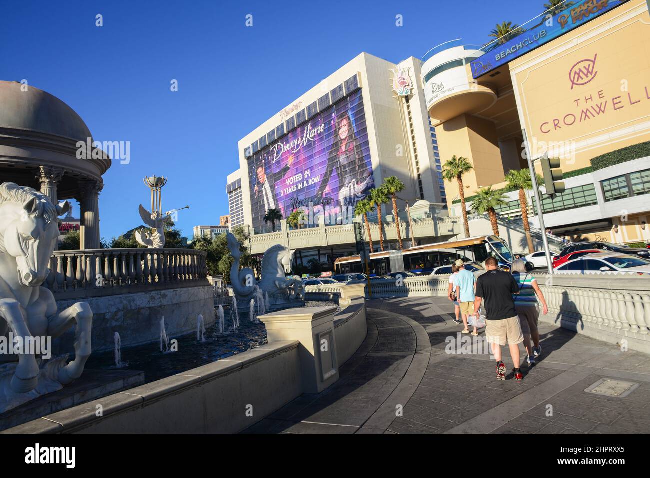 Les visiteurs apprécient et marchent dans les rues de Las Vegas Banque D'Images