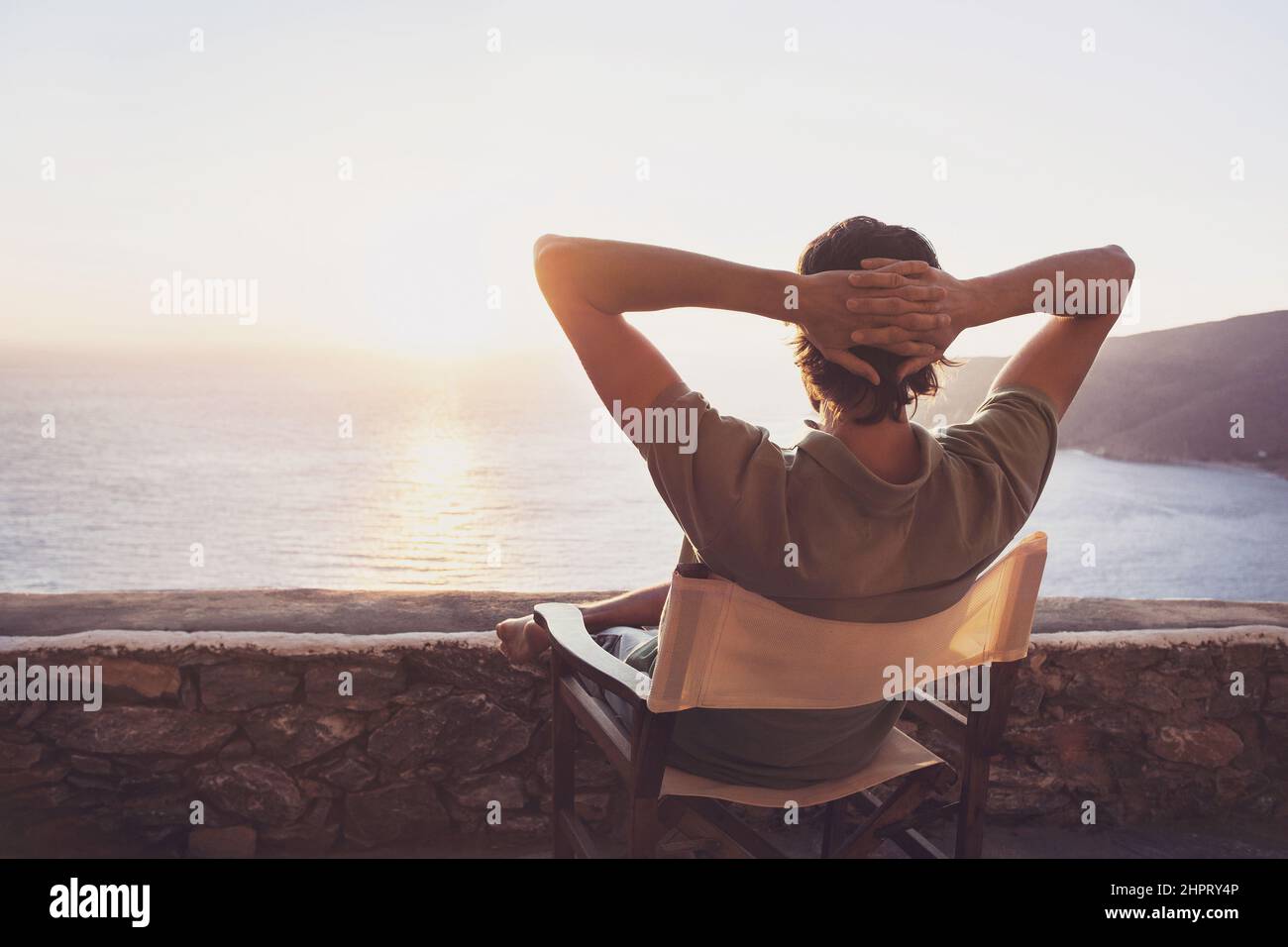 Profiter de la vie. Jeune homme regardant la mer, vacances style de vie concept Banque D'Images
