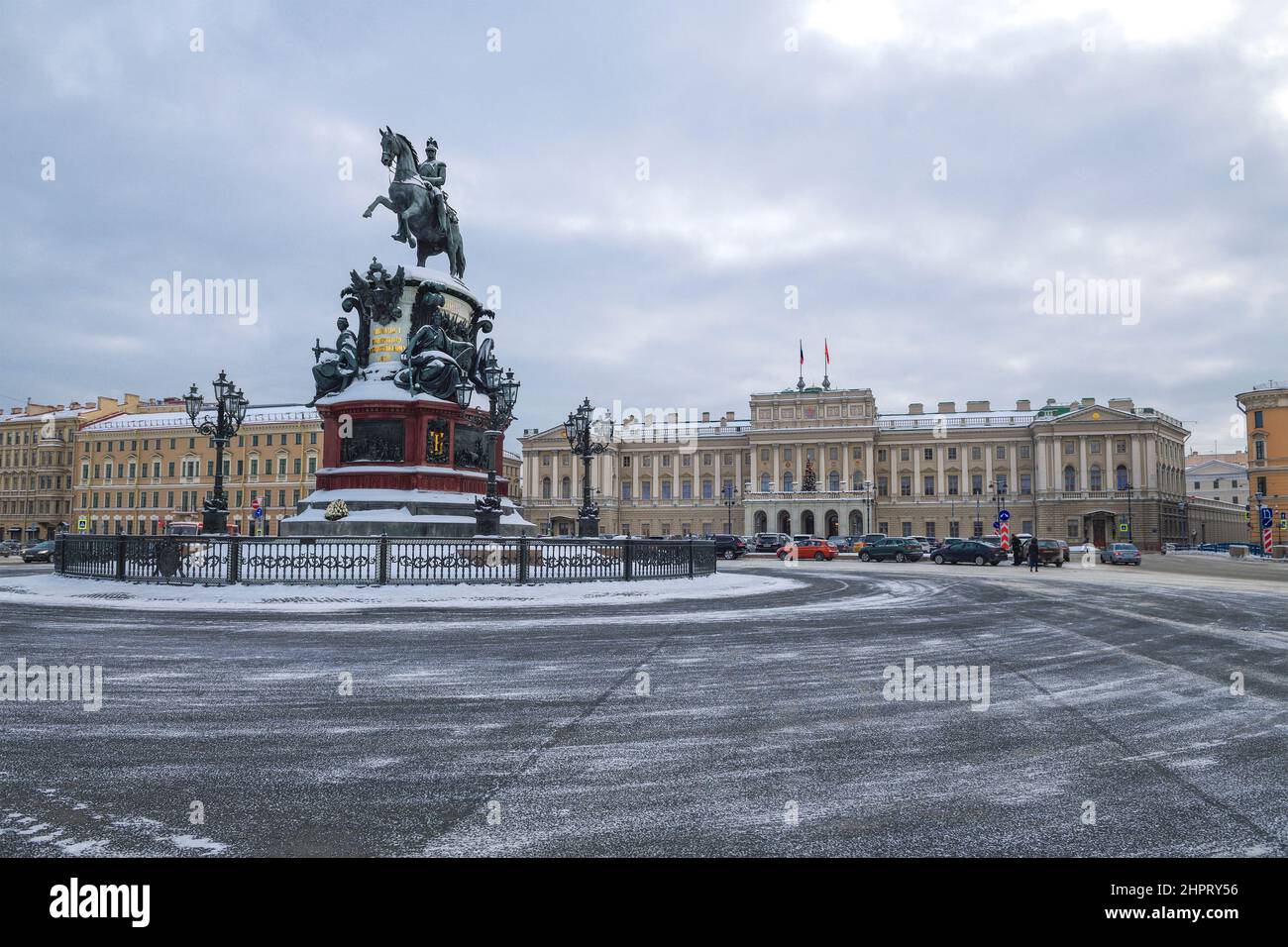 SAINT-PÉTERSBOURG, RUSSIE - 12 JANVIER 2022 : vue sur le monument de l'empereur russe Nicholas I et le palais Mariinsky sur la place Saint-Isaac Banque D'Images