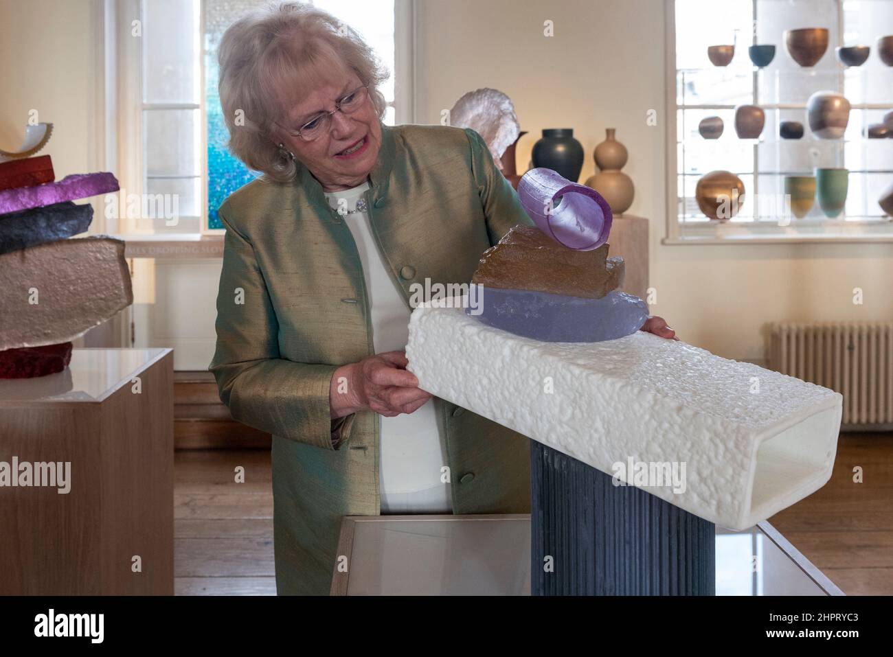 Londres, Royaume-Uni. 23 février 2022. Une femme voit 'Time Rock Stack XV' par Dawn Bendick à un avant-goût de la foire "Collect" d'artisanat contemporain et de design. Des œuvres couvrant la tapisserie, la céramique, le verre à la métallurgie, les laques et les meubles de 400 artistes vivants représentés par 31 galeries internationales sont disponibles pour le collectionneur à Somerset House du 25 au 27 février. Credit: Stephen Chung / Alamy Live News Banque D'Images