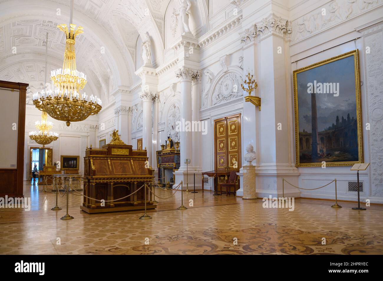 SAINT-PÉTERSBOURG, RUSSIE - 17 FÉVRIER 2022 : intérieur de la salle blanche du Palais d'hiver. musée de l'hermitage Banque D'Images