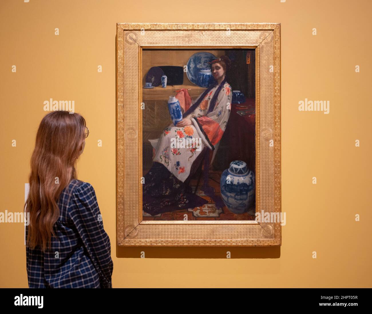 Royal Academy of Arts, Londres, Royaume-Uni. 23 février 2022. Les œuvres de l’artiste célèbre James Abbott McNeill Whistler (1834-1903), l’un des artistes les plus influents de la fin du 19th siècle, sont exposées à l’exposition Woman in White: Joanna Hiffernan est la première exposition à examiner le rôle important joué par le modèle d’origine irlandaise Joanna Hiffernan (c.1839–1886) dans la carrière artistique de Whistler et à explorer la relation professionnelle et personnelle de la paire pendant plus de 20 ans. Composée de plus de 70 œuvres, l’exposition rassemble presque toutes les représentations de Hifferna de Whistler Banque D'Images