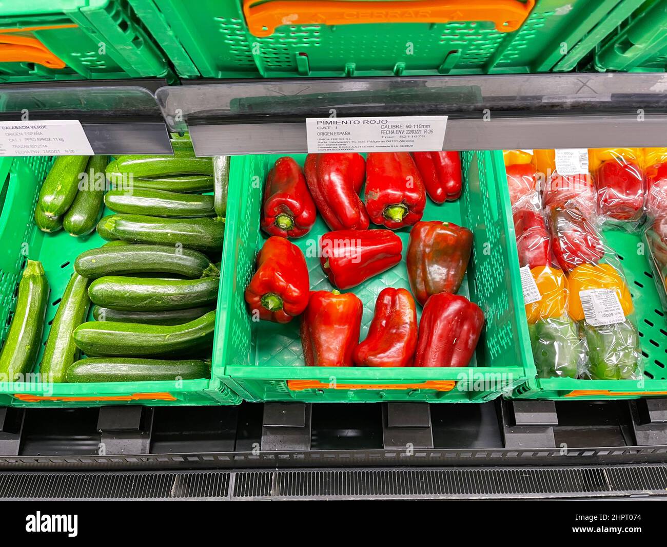 Gros plan de nombreux légumes différents sur le marché.Tomates, concombres, sacs de pommes de terre et carottes sur le marché des légumes Banque D'Images