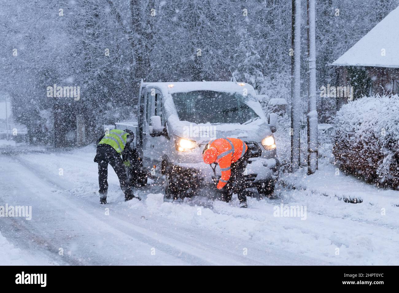 Les travailleurs du matin se sont enlisés dans la neige pour déneiger la neige du camion qui est coincé sur une légère colline à Killaarn, Stirling, Écosse, Royaume-Uni Banque D'Images