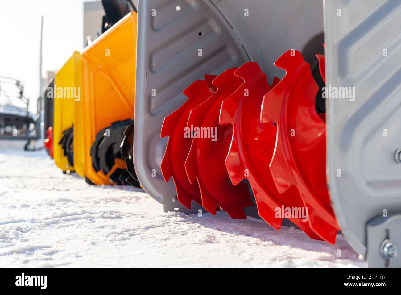 Un nouveau chasse-neige à essence est en vente.Mécanisme de déneigement.Un dispositif pour enlever la neige à la maison en hiver. Banque D'Images