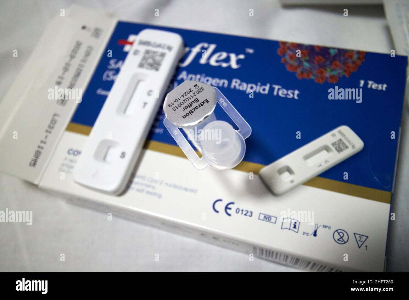Test d'antigène rapide de débit latéral avant le départ Kit de test Covid-19 mis en place sur le lit de l'hôtel pour les personnes non vaccinées revenant au royaume-uni Banque D'Images