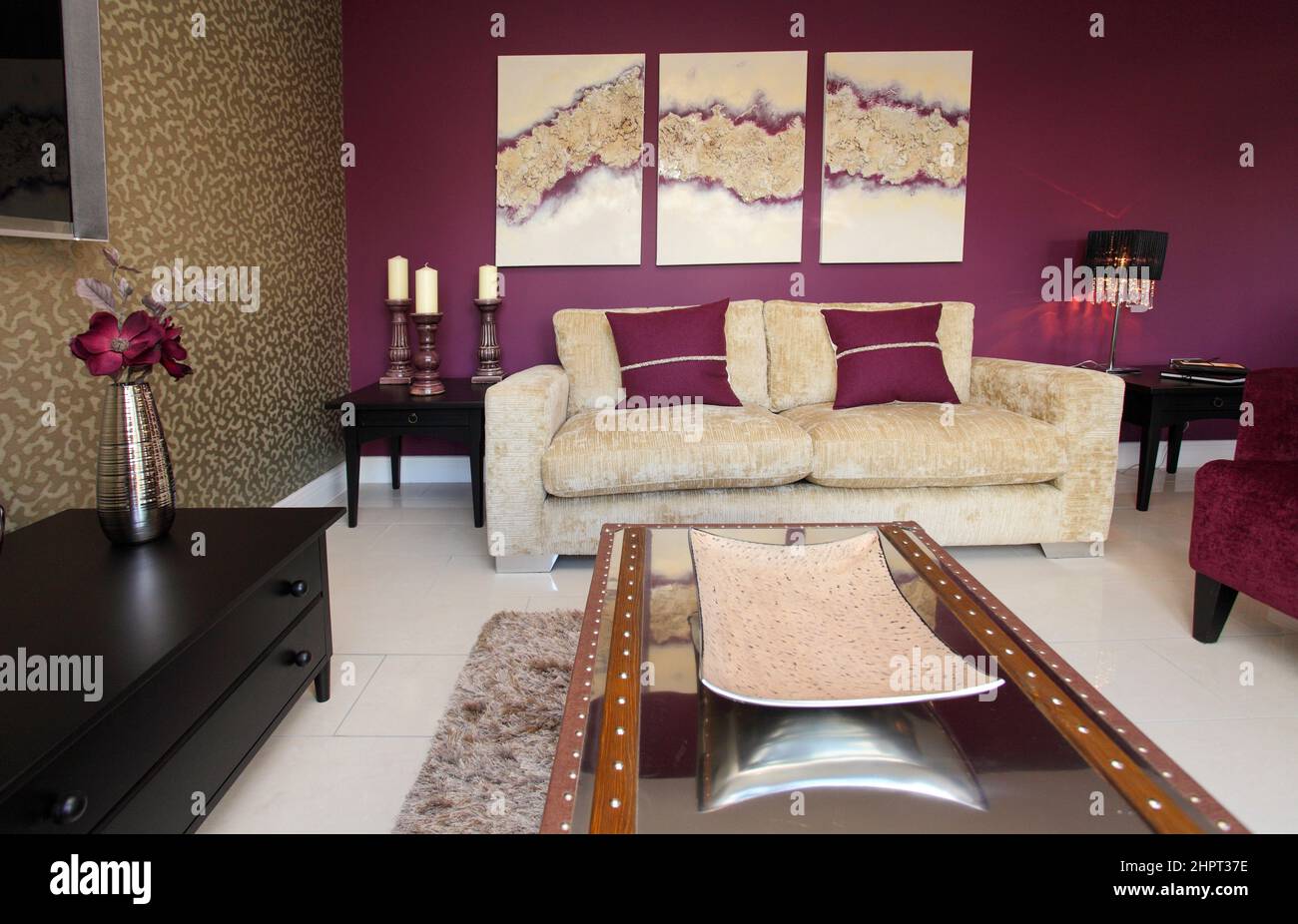 Salon salle de séjour dans maison moderne avec des murs aux couleurs fortes, rose foncé, couleur pourpre, table basse, canapé. Banque D'Images