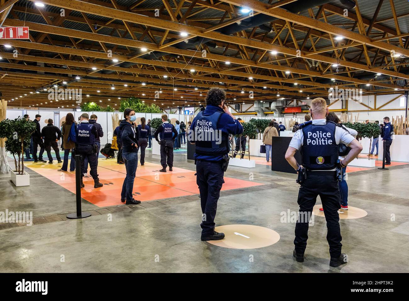 File d'attente dans le centre de vaccination de Bruxelles Expo police va pour la vaccination les gens font la file dans le centre de vaccination de Bruxelles Exp Banque D'Images File d'attente dans le centre de vaccination de Bruxelles Expo police va pour la vaccination les gens font la file dans le centre de vaccination de Bruxelles Exp Banque D'Images