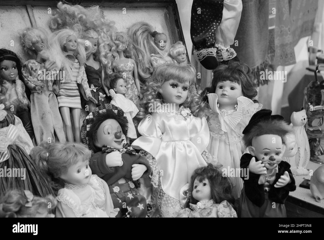 PARIS, FRANCE - 23 AVRIL 2016 : différentes poupées en vente au marché aux puces. Concept de vie obsolète. Banque D'Images