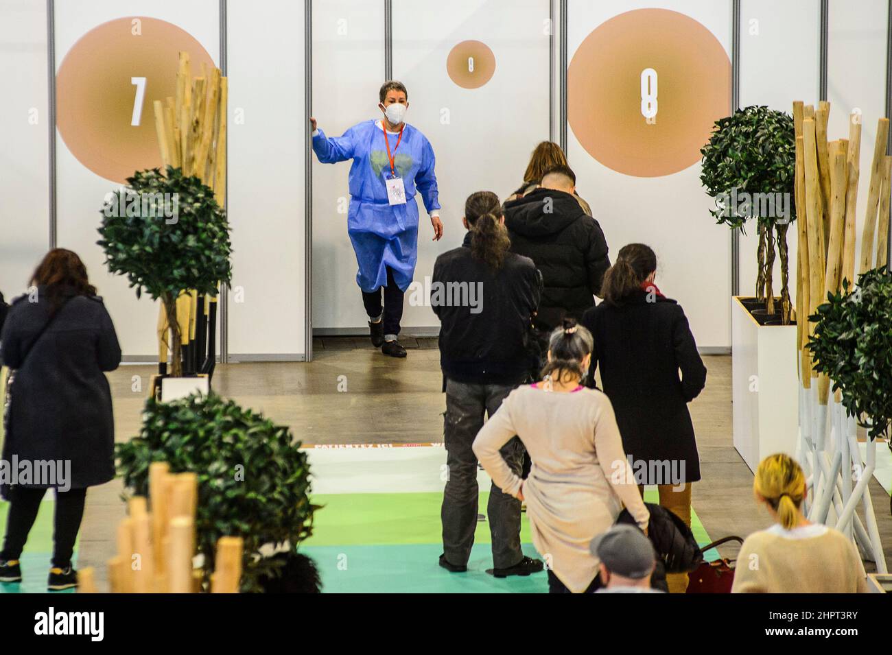 File d'attente au Centre de vaccination de Bruxelles Expo. L'infirmière sort la boîte pour inviter le patient à inoculer les gens font la file dans le centre Banque D'Images File d'attente au Centre de vaccination de Bruxelles Expo. L'infirmière sort la boîte pour inviter le patient à inoculer les gens font la file dans le centre Banque D'Images