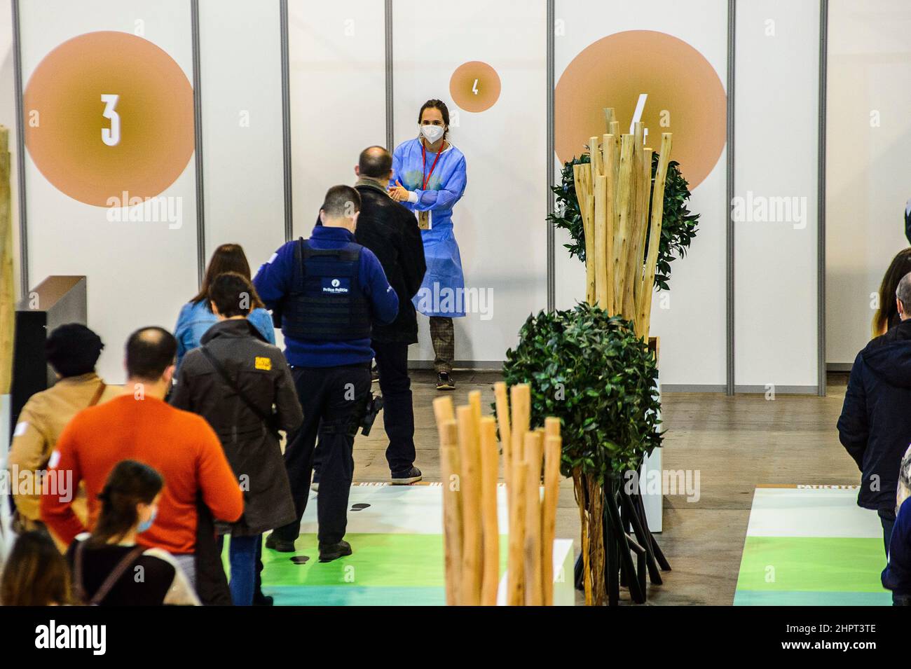 File d'attente au Centre de vaccination de Bruxelles Expo. L'infirmière sort la boîte pour inviter le patient à inoculer les gens font la file dans le centre Banque D'Images File d'attente au Centre de vaccination de Bruxelles Expo. L'infirmière sort la boîte pour inviter le patient à inoculer les gens font la file dans le centre Banque D'Images