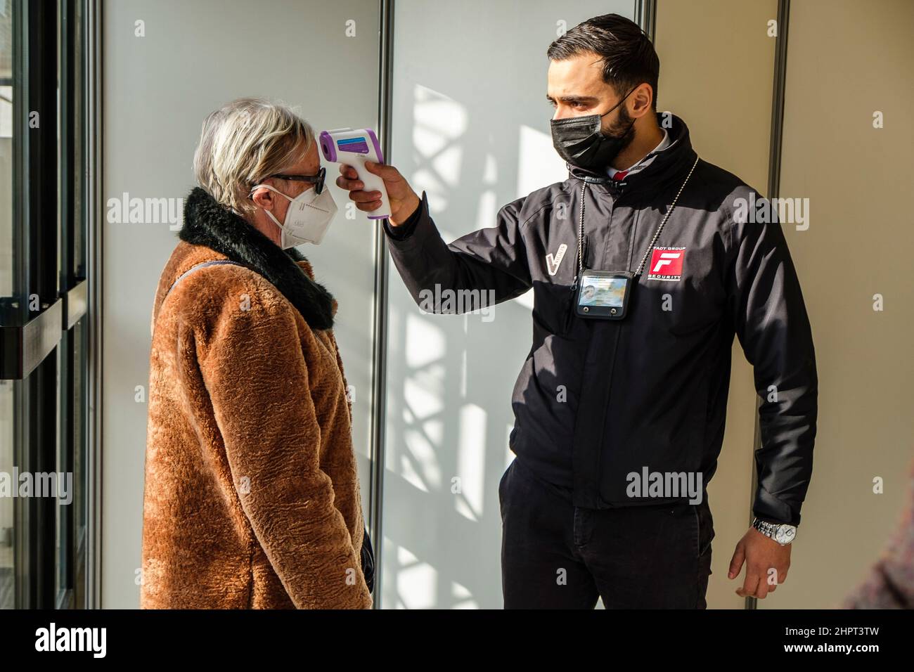 File d'attente devant le Centre de vaccination de Bruxelles Expo. Mesure de température à l'entrée principale les gens font la file devant et dans le centre Banque D'Images File d'attente devant le Centre de vaccination de Bruxelles Expo. Mesure de température à l'entrée principale les gens font la file devant et dans le centre Banque D'Images