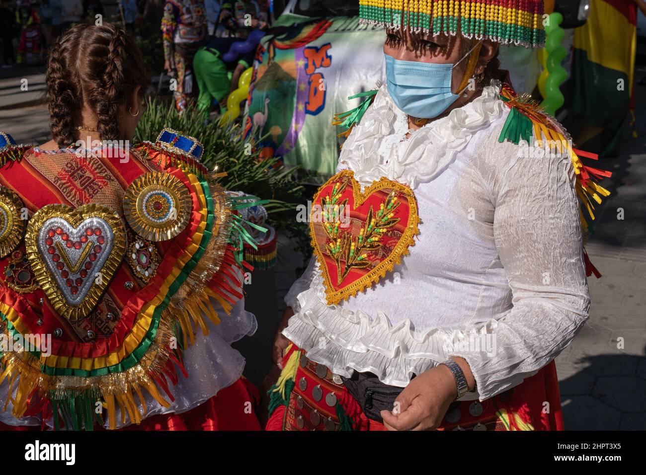 Femmes boliviennes portant des robes traditionnelles colorées avec des coeurs pendant Dia de la Hispanidad (jour hispanique) à Gracia Avenue à Barcelone, Espagne. Banque D'Images