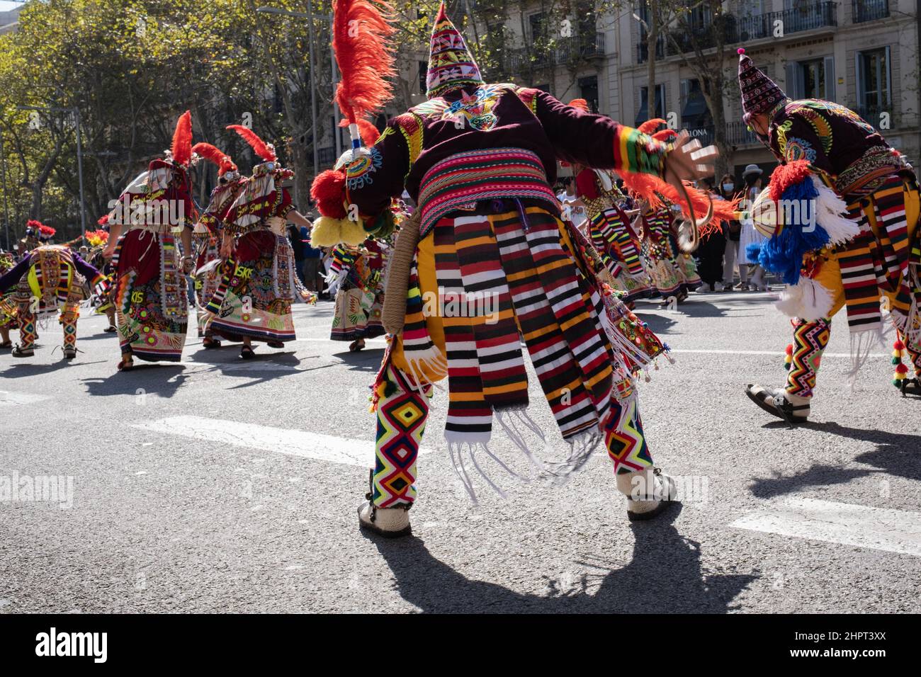 Les danseurs boliviens en costume traditionnel exécutent la danse folklorique pendant Dia de la Hispanidad (Journée du patrimoine hispanique) à Barcelone, Espagne. Banque D'Images
