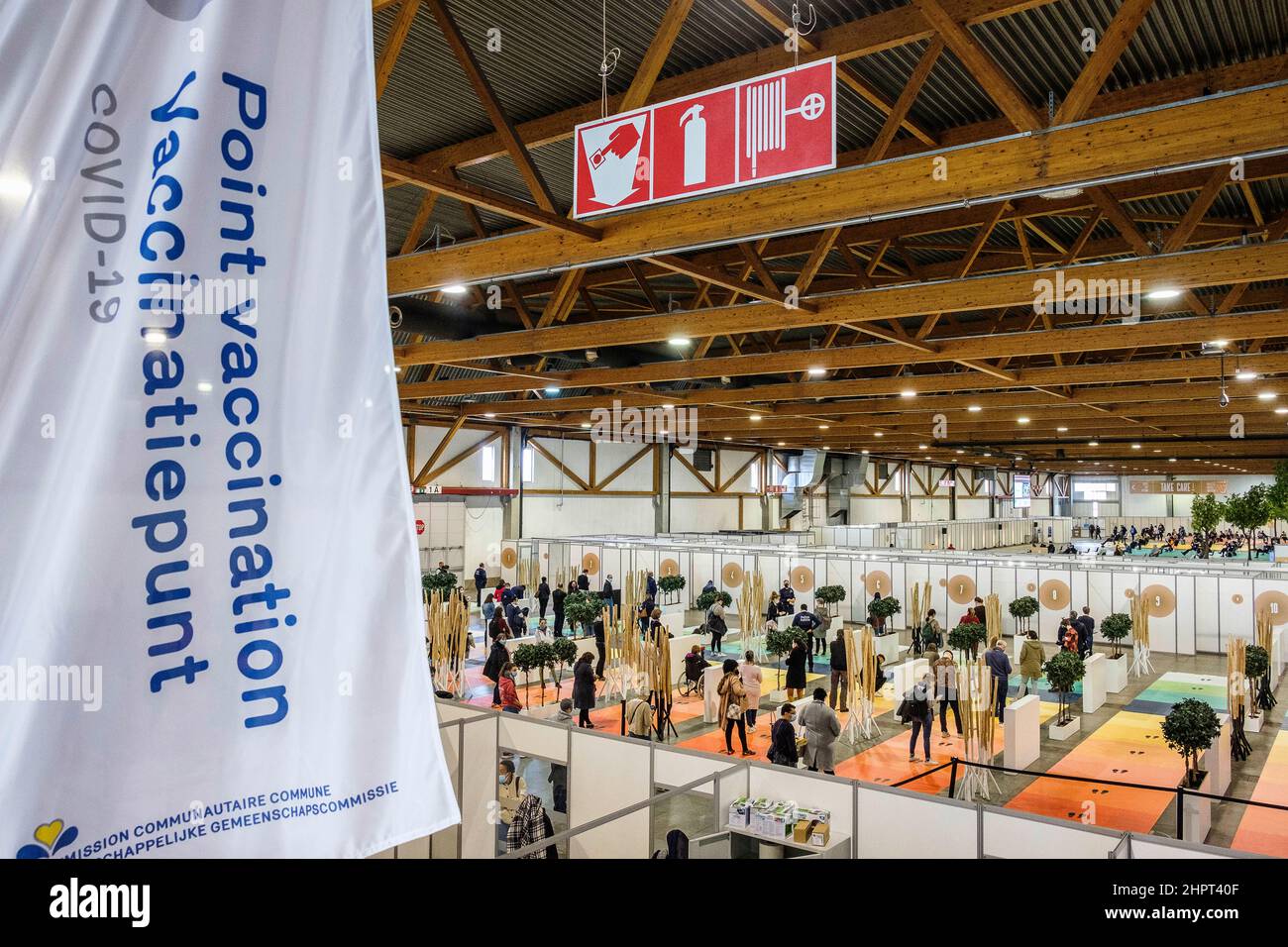 File d'attente au Centre de vaccination de Bruxelles Expo. Les gens font la police du fichier dans le centre de vaccination de Brussels Expo. Banque D'Images File d'attente au Centre de vaccination de Bruxelles Expo. Les gens font la police du fichier dans le centre de vaccination de Brussels Expo. Banque D'Images