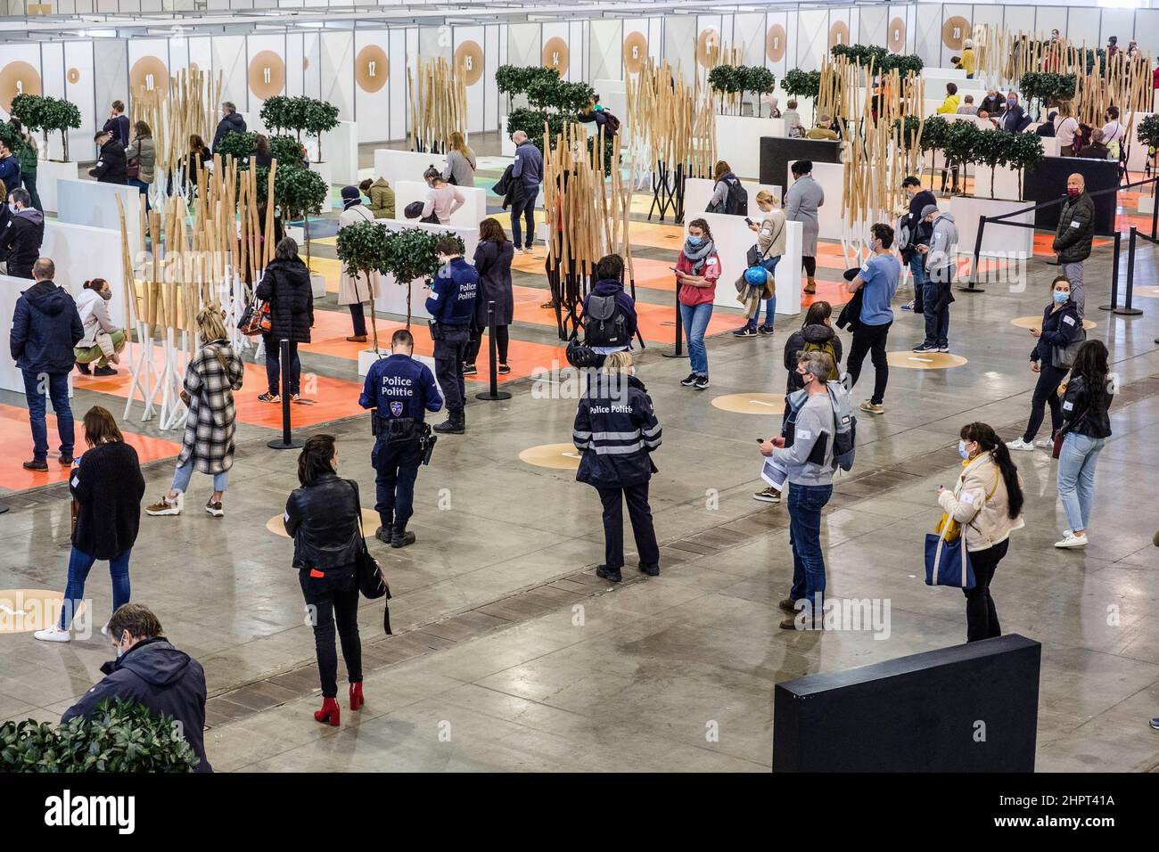 Faire la queue dans le Centre de vaccination de Bruxelles Exploro. Les gens font la police du fichier et dans le centre de vaccination de Brussels Expo. Banque D'Images Faire la queue dans le Centre de vaccination de Bruxelles Exploro. Les gens font la police du fichier et dans le centre de vaccination de Brussels Expo. Banque D'Images