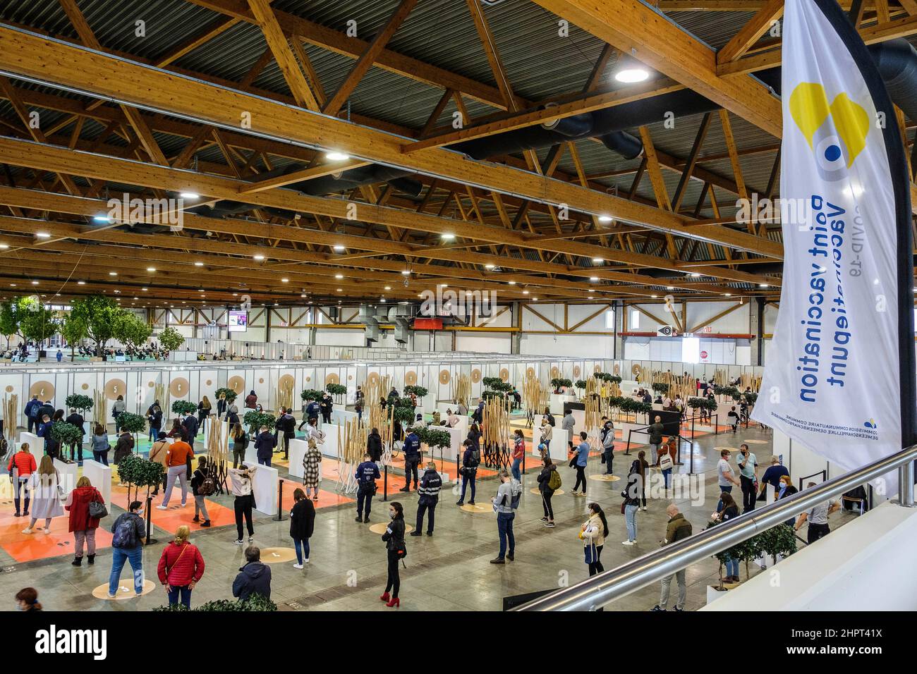Faire la queue dans le Centre de vaccination de Bruxelles Exploro. Les gens font la police du fichier et dans le centre de vaccination de Brussels Expo. Banque D'Images Faire la queue dans le Centre de vaccination de Bruxelles Exploro. Les gens font la police du fichier et dans le centre de vaccination de Brussels Expo. Banque D'Images