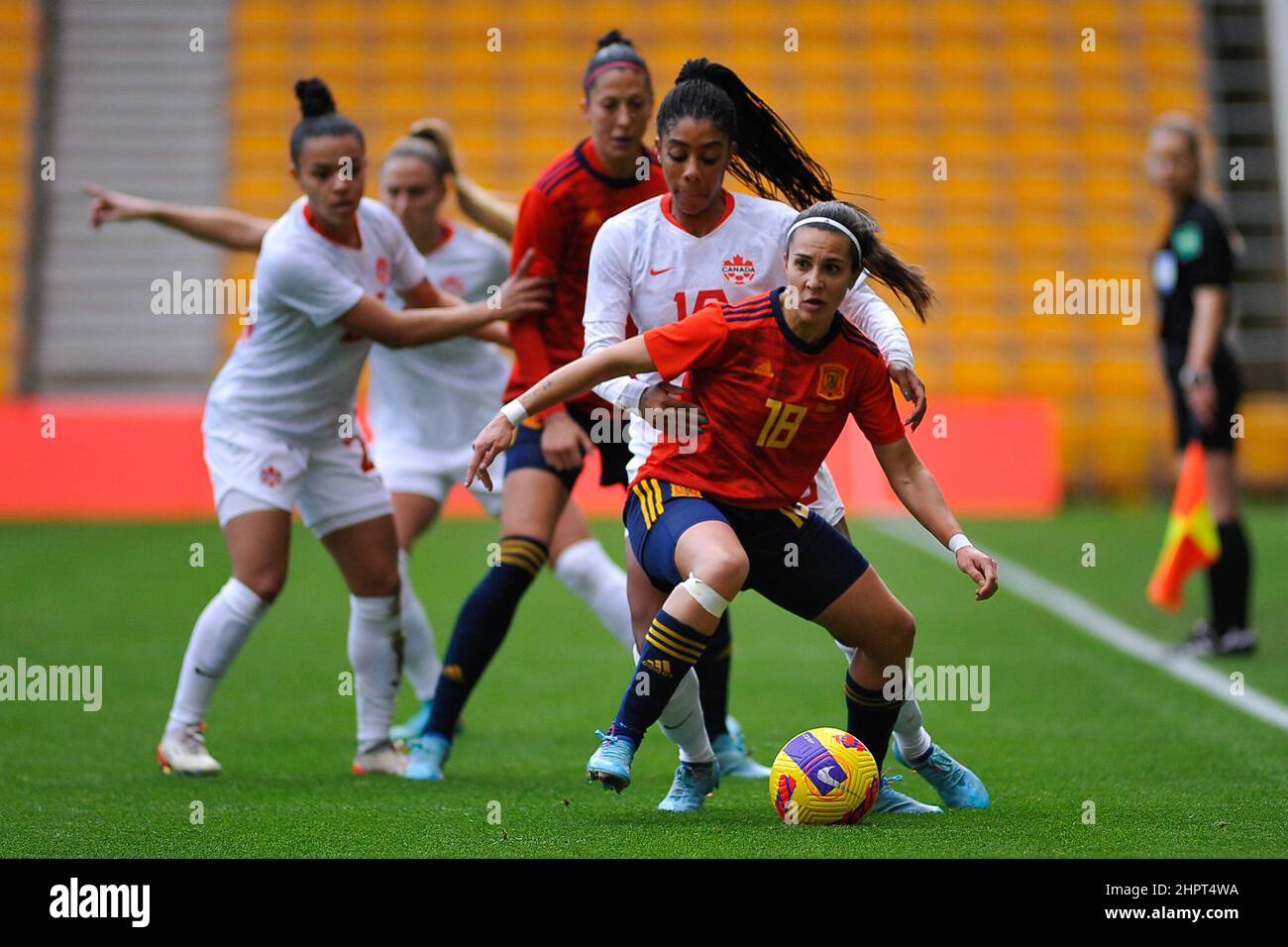 Wolverhampton, Royaume-Uni. 23rd févr. 2022. Wolverhampton, Angleterre, février Marta Cardona de Miguel, Espagne 18 protège le ballon lors du match de football de la coupe Arnold Clark entre l'Espagne et le Canada au stade Molineux de Wolverhampton, Angleterre. Karl W Newton /SPP crédit: SPP Sport presse photo. /Alamy Live News Banque D'Images