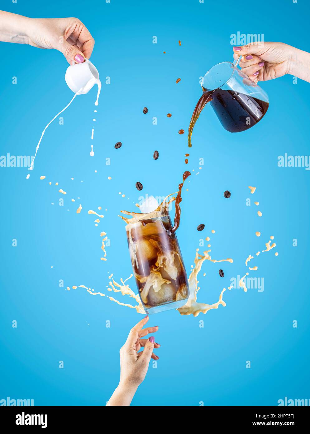 Femme soutien de main Fly verre de café savoureux et de glace froide avec des éclaboussures, les mains de femmes verse la crème aigre maison de petit pot et le café de Banque D'Images