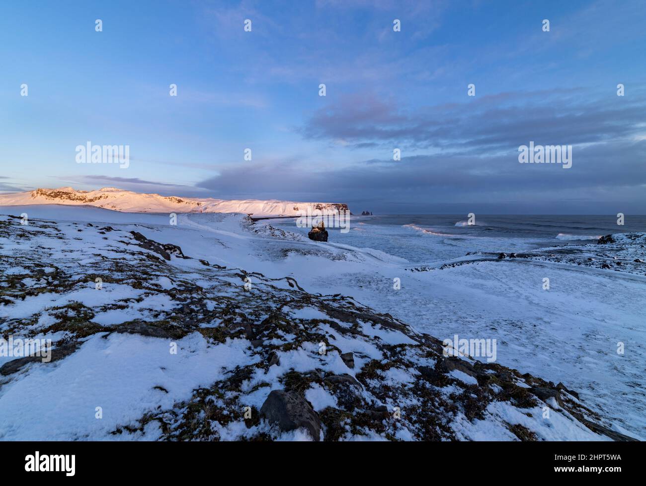 Vue de la péninsule de Dyrholaey vers Reynisfjara Black Sand Beach, sud-est de l'Islande Banque D'Images
