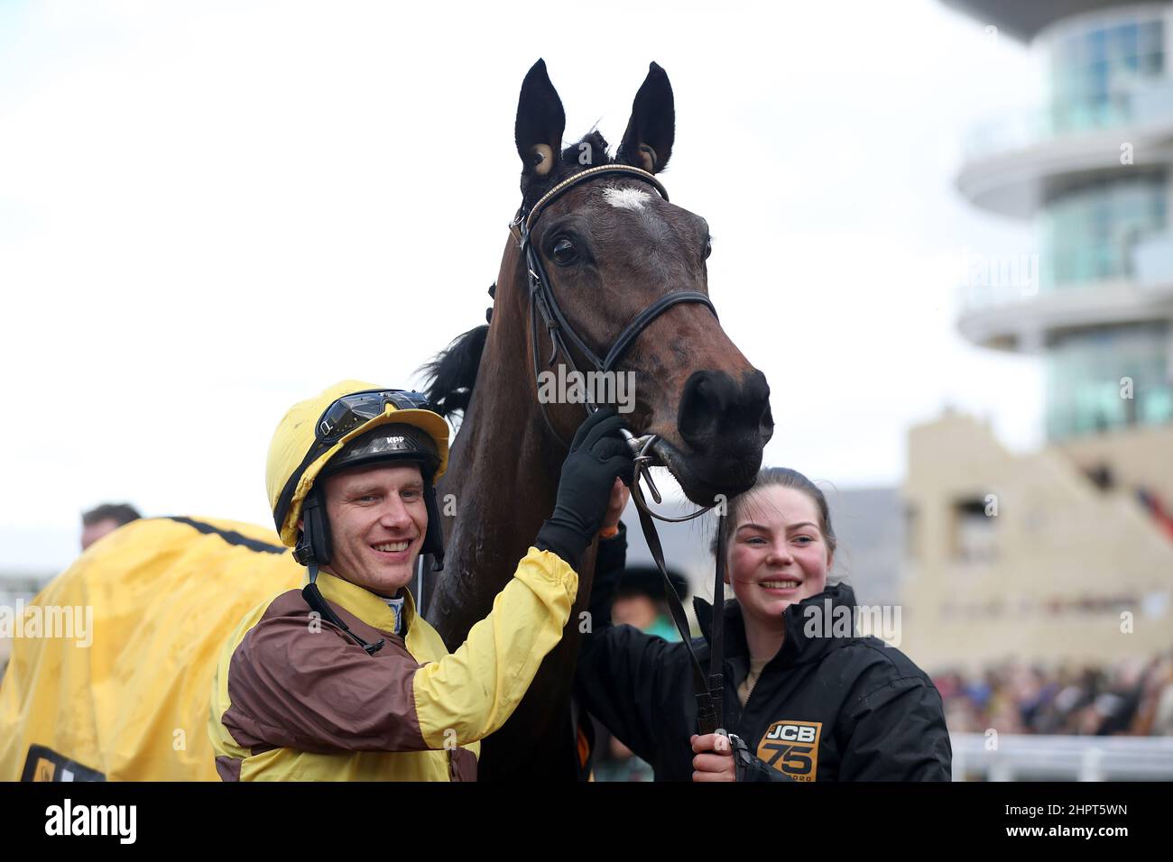 Photo du dossier datée du 13-03-2020 de Paul Townend fête avec une victoire brûlante après avoir remporté l'obstacle JCB Triumph. Burning Victory a remporté sa première course sur des sauts depuis l'obstacle Triumph 2020 lors de la réalisation de toutes les courses dans le Watch on Racing TV Quevega Mares haies à Punchmarown. Date de publication : le mercredi 23 février 2022. Banque D'Images