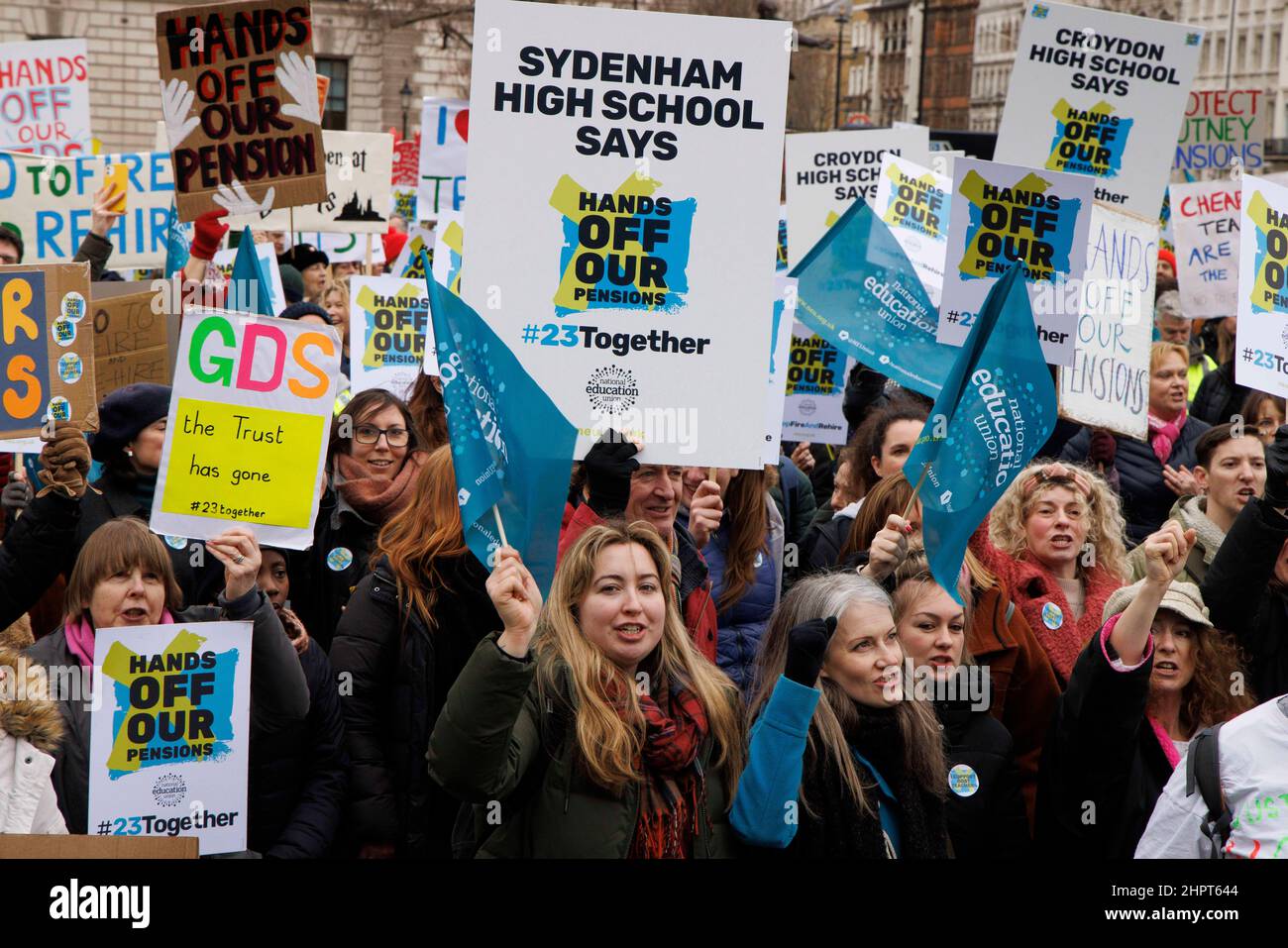 Londres, Royaume-Uni. 23rd févr. 2022. Les enseignants font grève sur la place du Parlement au sujet des changements apportés au régime de retraite des enseignants (TPS). Les enseignants de 23 des écoles privées les plus populaires de UKÕs girlsÕ frappent pour la première fois dans l'histoire en raison des pensions. Le NEU a déclaré que la sortie de ce programme laisserait les enseignants affectés 20% plus mal en moyenne en termes de paiements de pension annuels. Plus de 1 500 employés sont en grève, organisés par le Syndicat national de l'éducation. Crédit : Mark Thomas/Alay Live News Banque D'Images