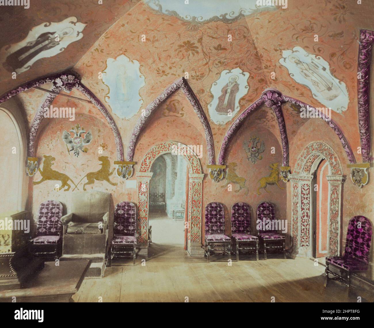 Photo ancienne de l'intérieur avec plafond et murs décorés, fauteuils et passages, probablement dans le palais Terem du Kremlin de Moscou. Empire russe. B. A Banque D'Images