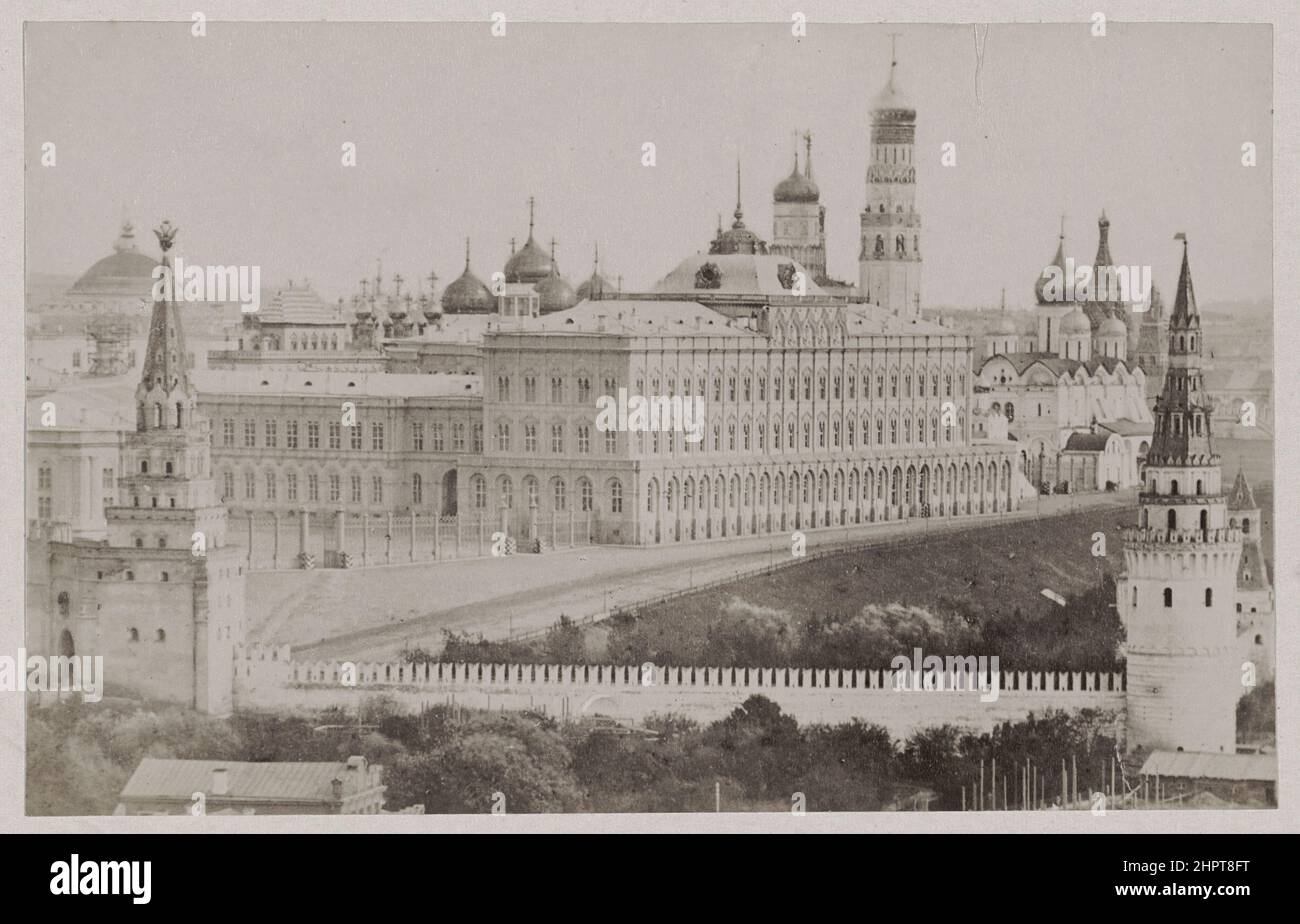 Photo ancienne du Kremlin de Moscou. Tour Borovitskaya (à gauche) tours Vodovzvodnaya, palais impérial, tour Ivan la Grande cloche, cathédrale de Dormition an Banque D'Images