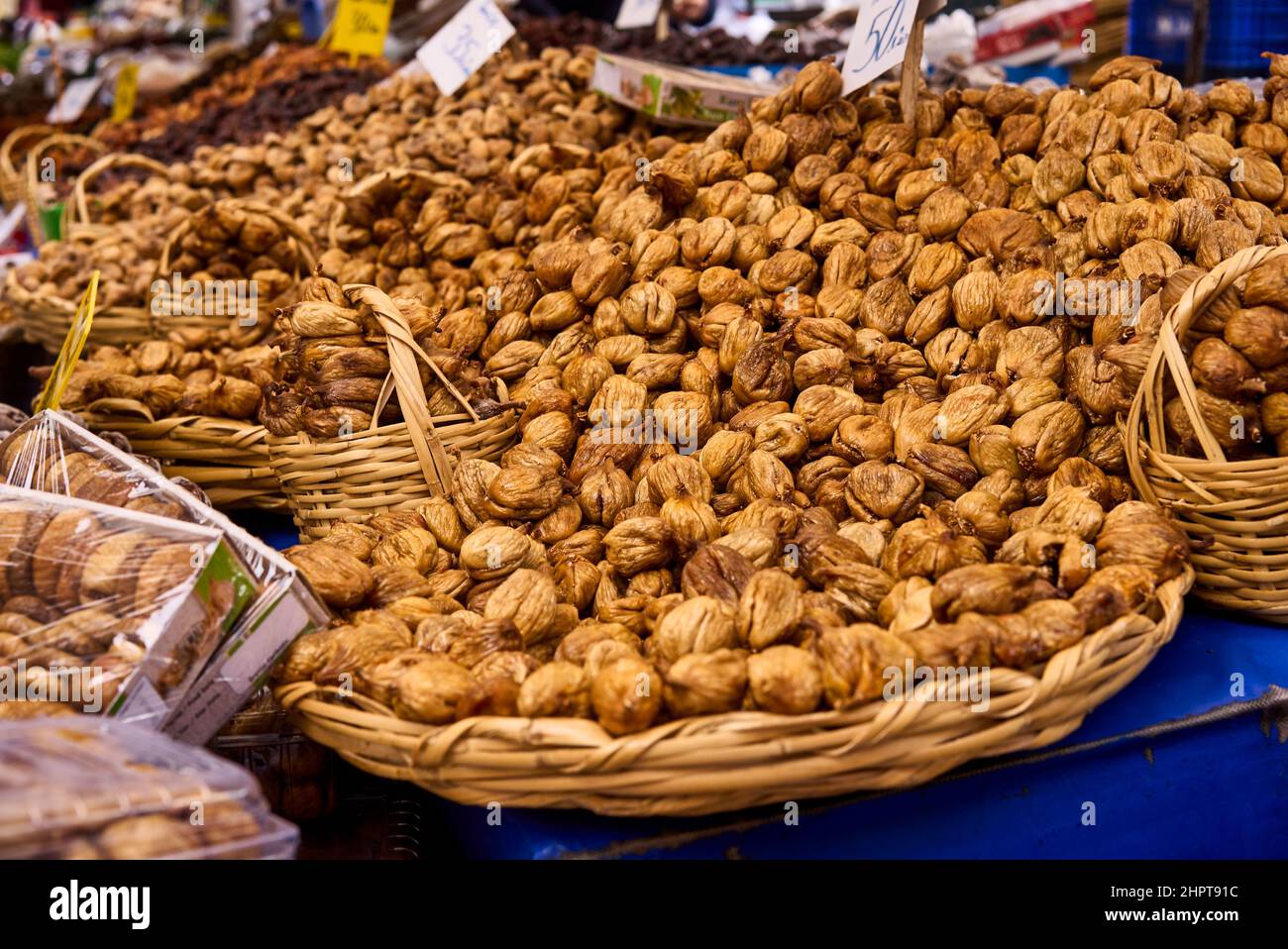 Baies séchées sur le comptoir. Raisins secs, abricots séchés, pruneaux. Nourriture végétalienne. Alimentation saine Banque D'Images