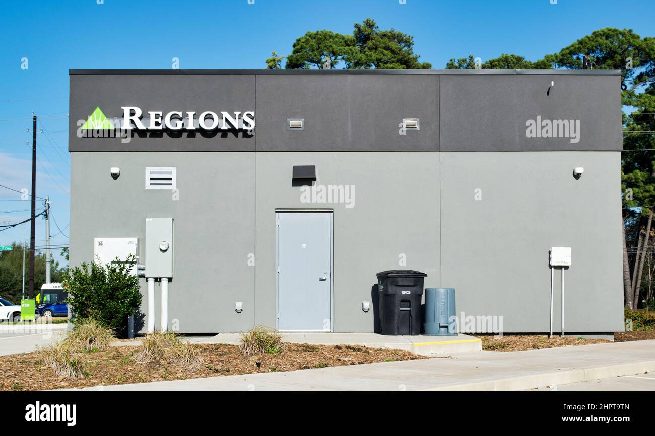 Houston, Texas États-Unis 12-24-2021: Extérieur de la banque de régions et entrée arrière à Houston, TX. Société financière fondée en Alabama 1971. Banque D'Images