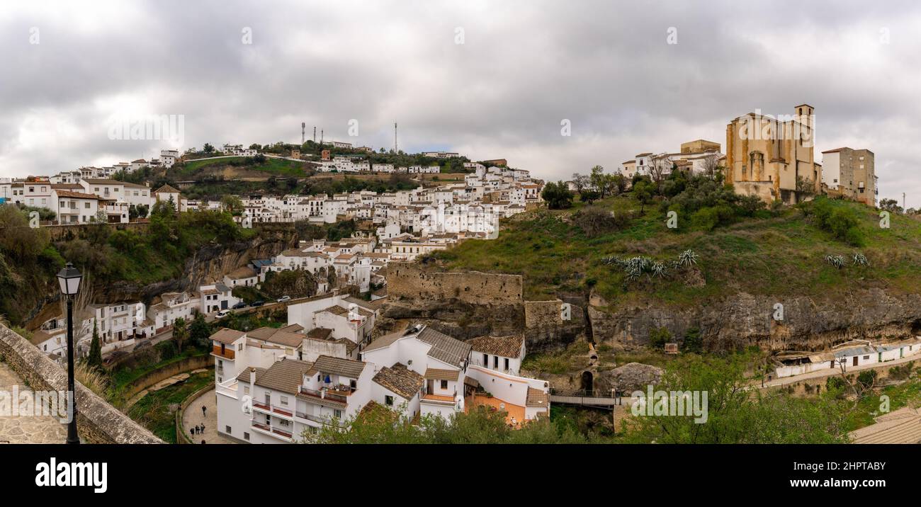 Setenil de las Bodegas, Espagne - 19 février 2022 : vue panoramique de la ville historique de Setenil de las Bodegas en Andalousie Banque D'Images