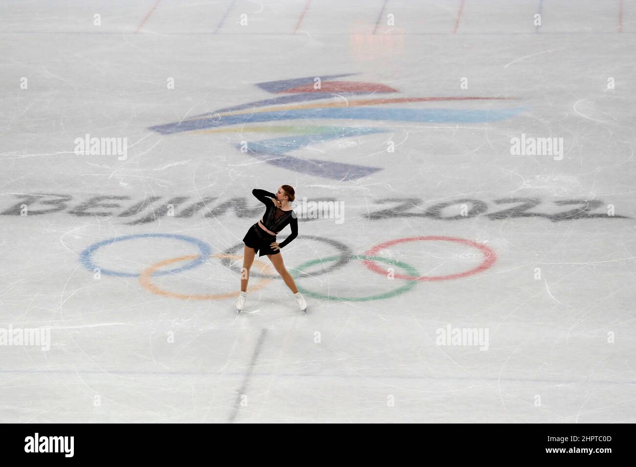 Pékin, Hebei, Chine. 15th févr. 2022. Lindsay van Zundert (NED) dans le programme court de patinage artistique féminin lors des Jeux Olympiques d’hiver de 2022 à Beijing au stade intérieur de la capitale. (Image de crédit : © David G. McIntyre/ZUMA Press Wire) Banque D'Images