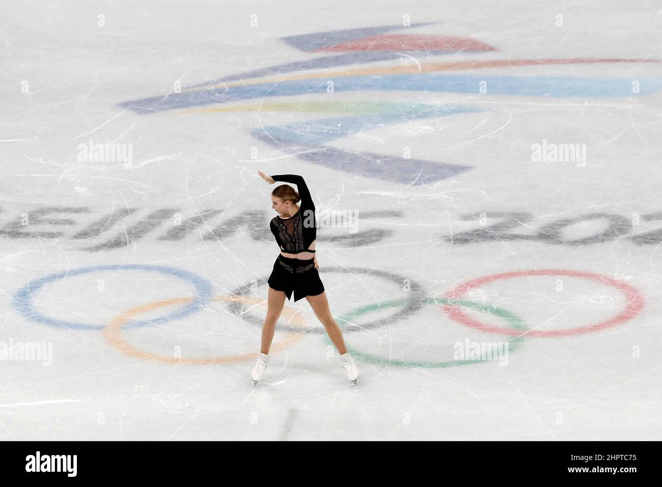 Pékin, Hebei, Chine. 15th févr. 2022. Lindsay van Zundert (NED) dans le programme court de patinage artistique féminin lors des Jeux Olympiques d’hiver de 2022 à Beijing au stade intérieur de la capitale. (Image de crédit : © David G. McIntyre/ZUMA Press Wire) Banque D'Images