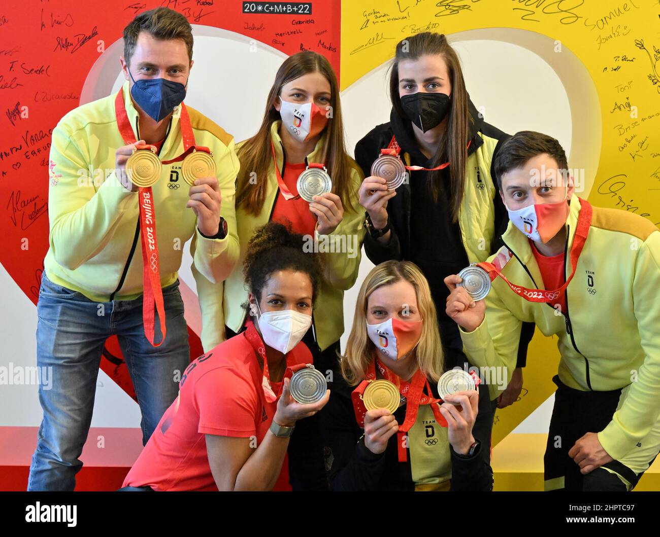 Oberhof, Allemagne. 23rd févr. 2022. Les athlètes allemands d'hiver Johannes Ludwig (l-r), Mariama Jamanka, Katharine Sauerbrey, Victoria Carl, Vanessa Voigt et Sascha Benecken présentent leurs médailles à la réception olympique de la Thuringe. Les athlètes de Thuringe ont remporté quatre médailles d'or, trois d'argent et une de bronze aux Jeux Olympiques d'hiver de Beijing en 2022. Les Olympiens sont maintenant de retour chez eux et ils ont été reçus et honorés par le gouvernement de l'État de Thuringe. Credit: Martin Schutt/dpa-Zentralbild/dpa/Alay Live News Banque D'Images