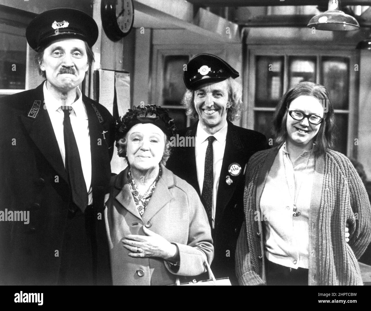 Photo du dossier datée du 01/07/1973 de (gauche-droite) Stephen Lewis, Doris Hare, Bob Grant et Anna Karen de bord des autobus. Anna Karen, qui a joué Olive dans le, est morte dans un incendie de maison à l'âge de 85 ans. Date de publication : le mercredi 23 février 2022. Banque D'Images