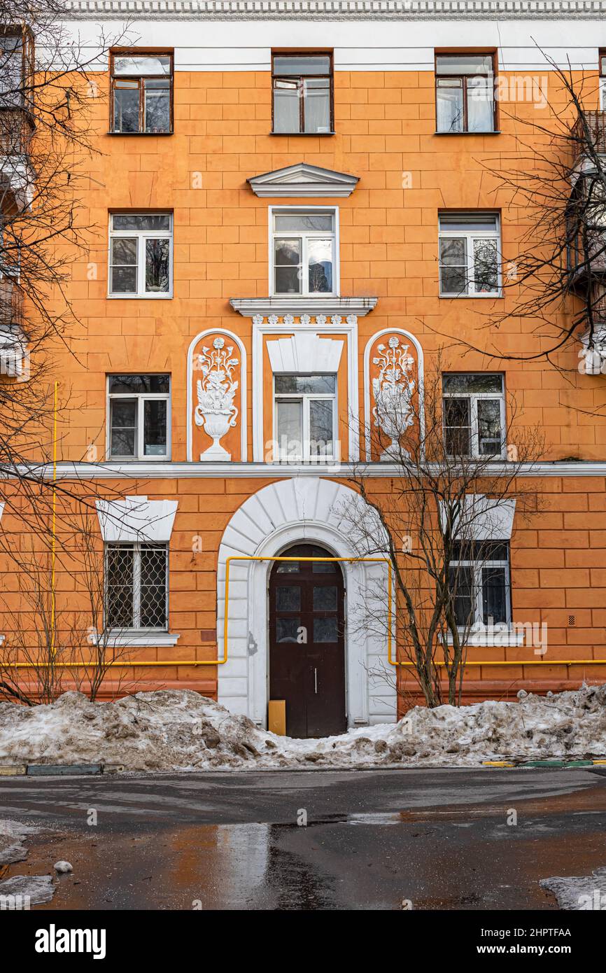 Moscou, Russie - 20 février 2022 : façade d'un immeuble résidentiel Banque D'Images