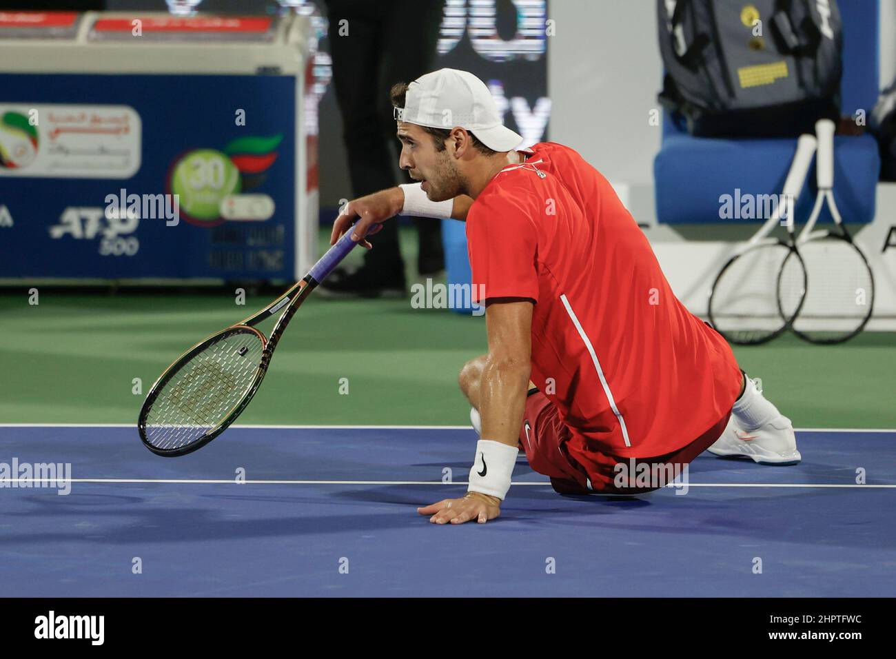 Dubaï, Émirats arabes Unis, 23rd février 2022. Karen Khachanov, joueur de tennis russe, en action au tournoi des Championnats de tennis duty Free de Dubaï au stade de tennis duty Free de Dubaï, le mercredi 23 février 2022., © Juergen Hasenkopf / Alamy Live News Banque D'Images