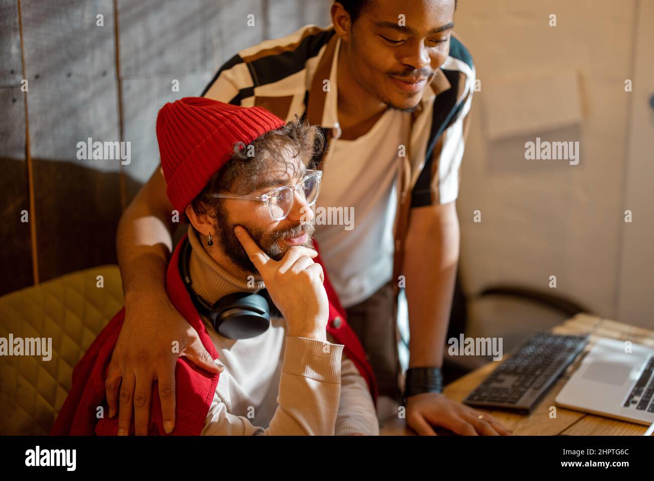 Couple gay travaillant sur des ordinateurs au bureau à domicile Banque D'Images