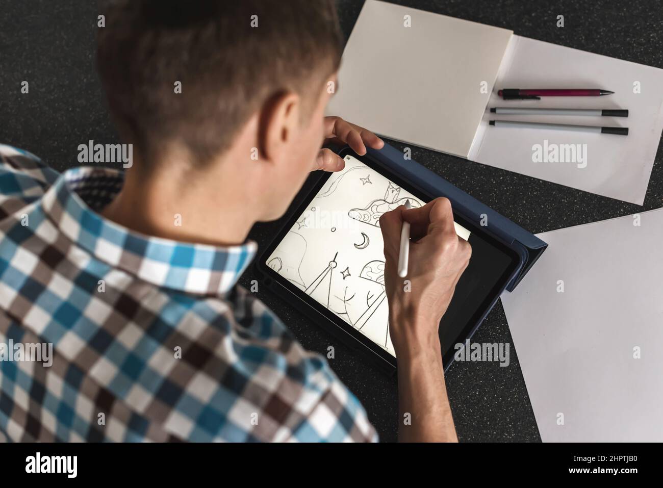Illustrator dessin sur une tablette numérique avec stylet Banque D'Images