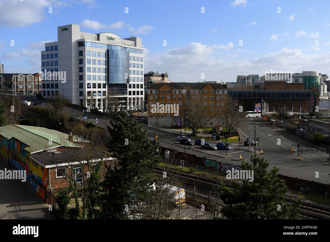 Une vue sur Southampton vers le bâtiment Quilter, les appartements étudiants et WestQuay avec A3024 Western Esplanade, voies ferroviaires centrales en premier plan. Banque D'Images