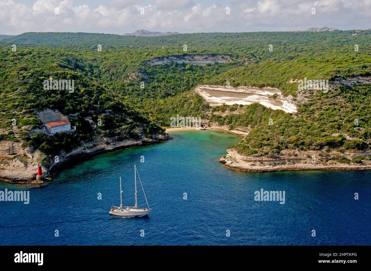 voilier entrant dans le port de Bonifacio, Corse du Sud France Banque D'Images