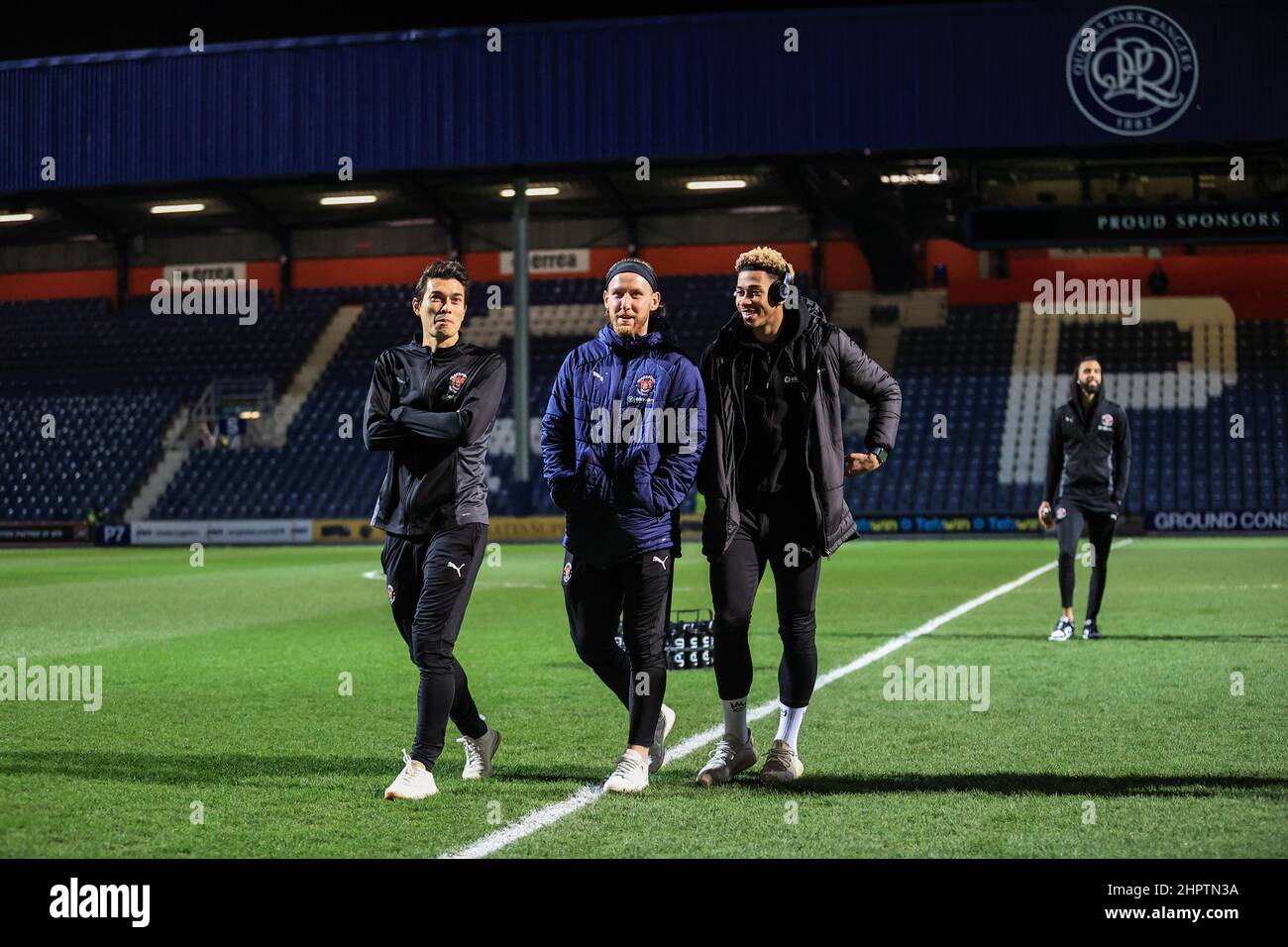 Kenny Dougall #12 de Blackpool, Josh Bowler #11 de Blackpool et Jordan Lawrence-Gabriel #4 de Blackpool arrivent au Kiyan Prince Foundation Stadium Banque D'Images