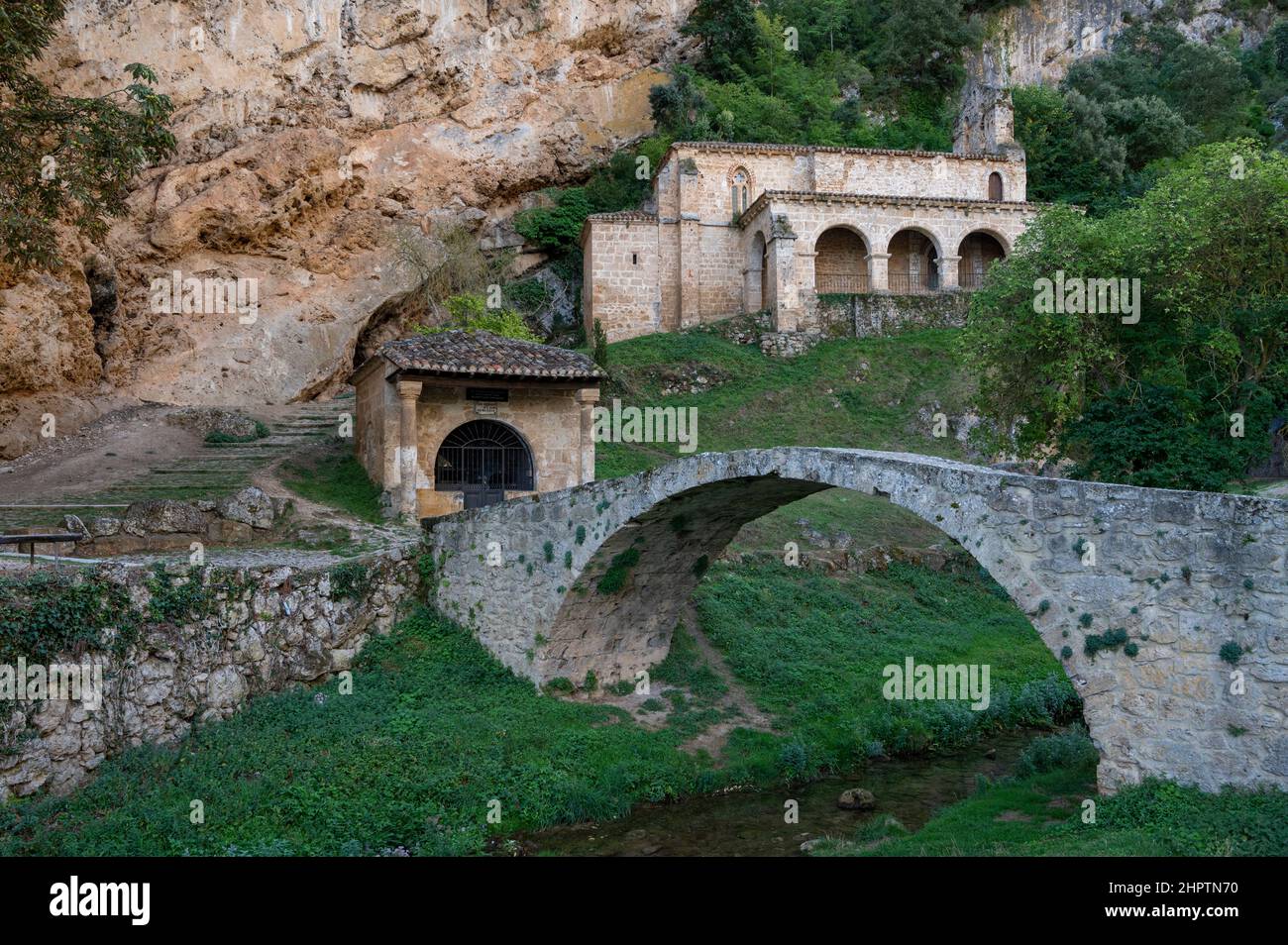 L'ermitage Santa Maria de la Hoz et le pont romain dans le village de Tobera. Burgos. Espagne Banque D'Images