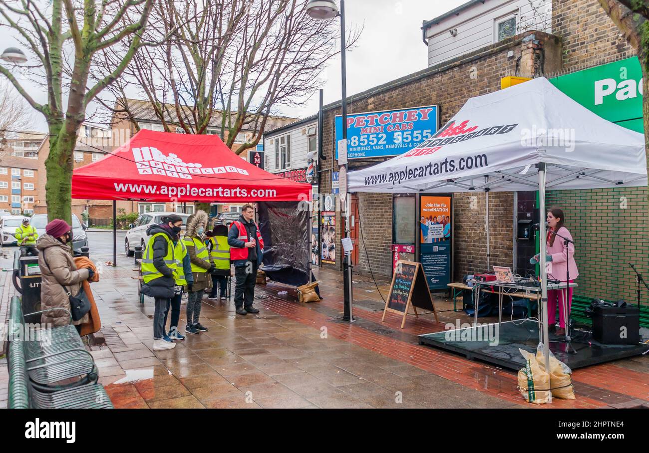 Interprète de musique et de chant à Green Street, Newham Banque D'Images